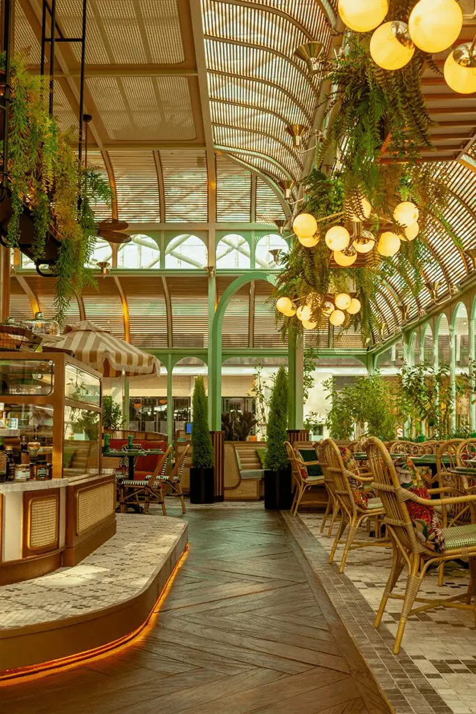 Un café en bogotá inspirado en parís y la revolución industrial Diseño café le grand garden, bogotá