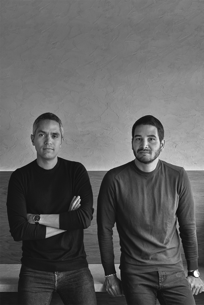 Una cocina colonial en cartagena renovada para ser el centro social del hogar