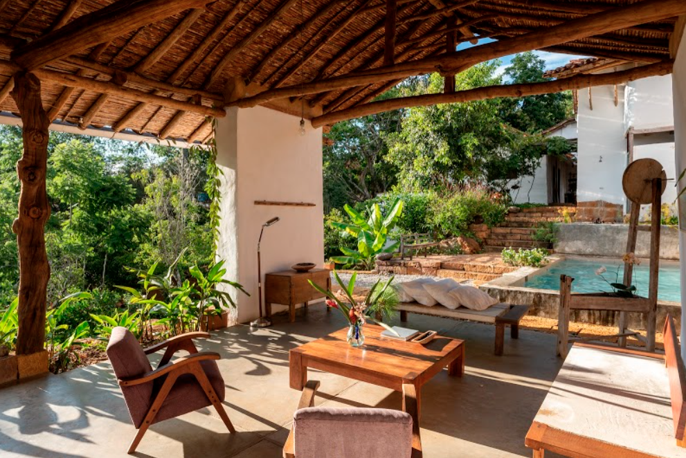 Una casa en barichara que está hecha con las manos, maderas y rocas de la región