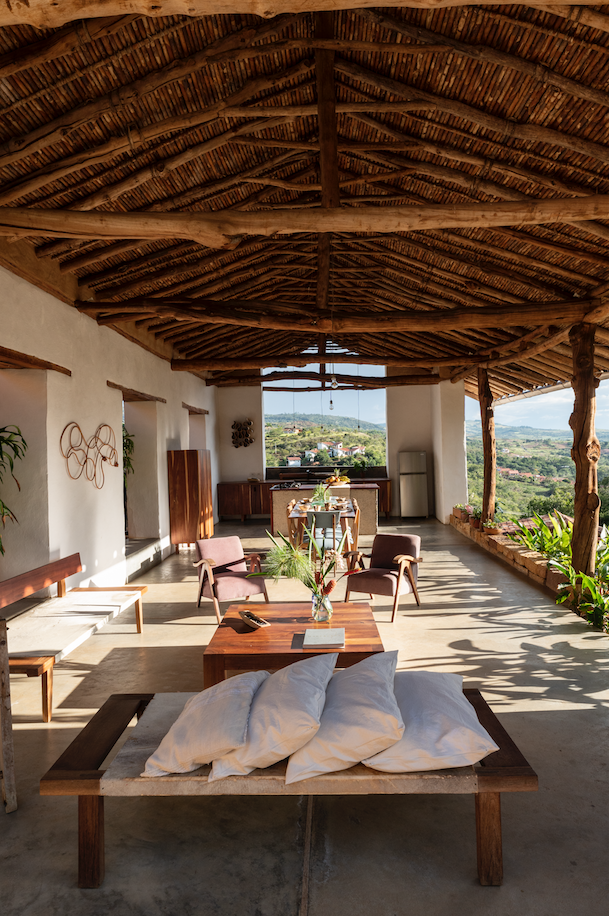 Una casa en barichara que está hecha con las manos, maderas y rocas de la región