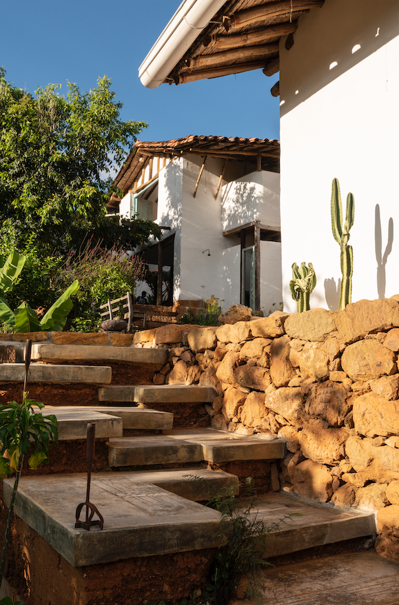 Una casa en barichara que está hecha con las manos, maderas y rocas de la región