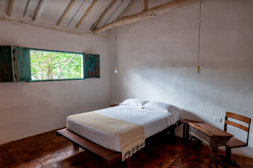 Una casa en barichara que está hecha con las manos, maderas y rocas de la región