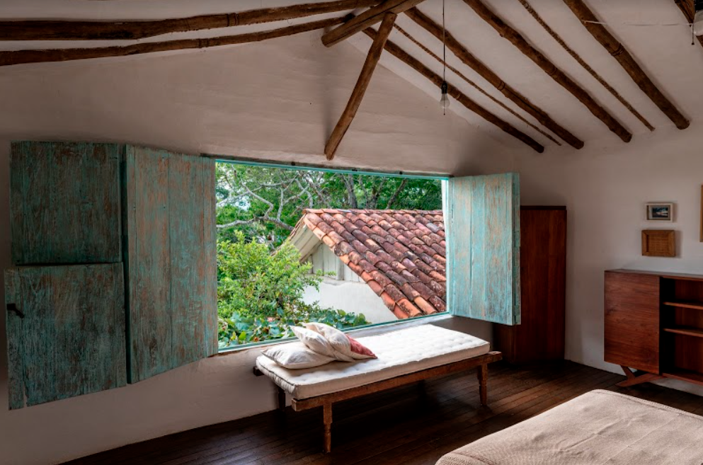 Una casa en barichara que está hecha con las manos, maderas y rocas de la región