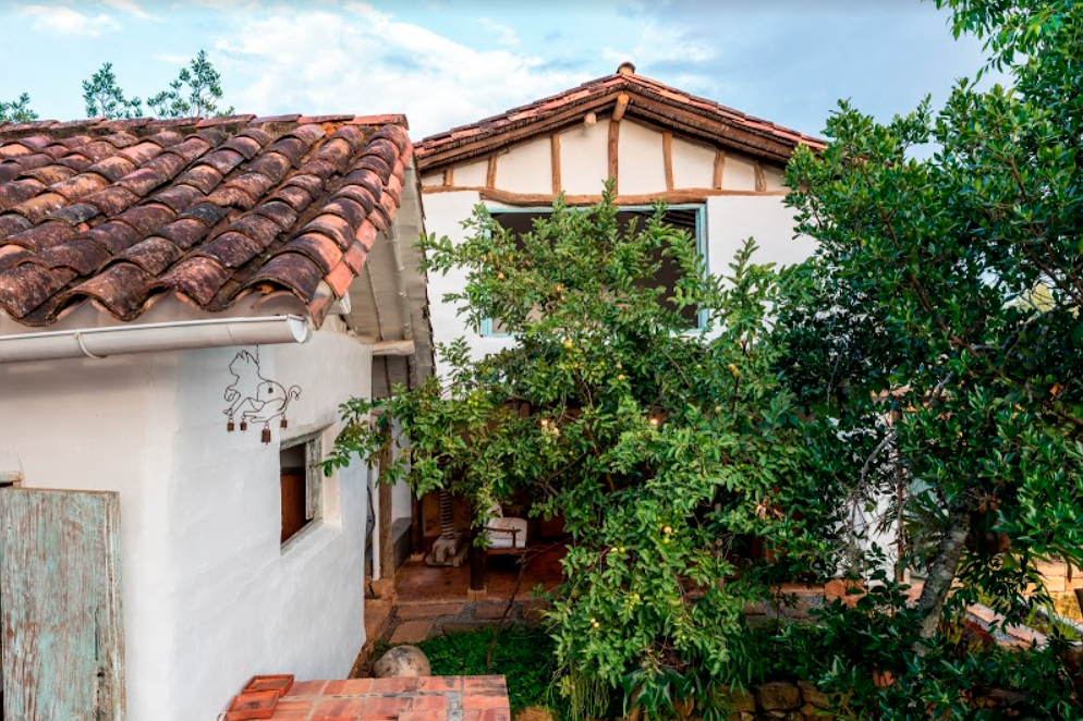 Una casa en barichara que está hecha con las manos, maderas y rocas de la región