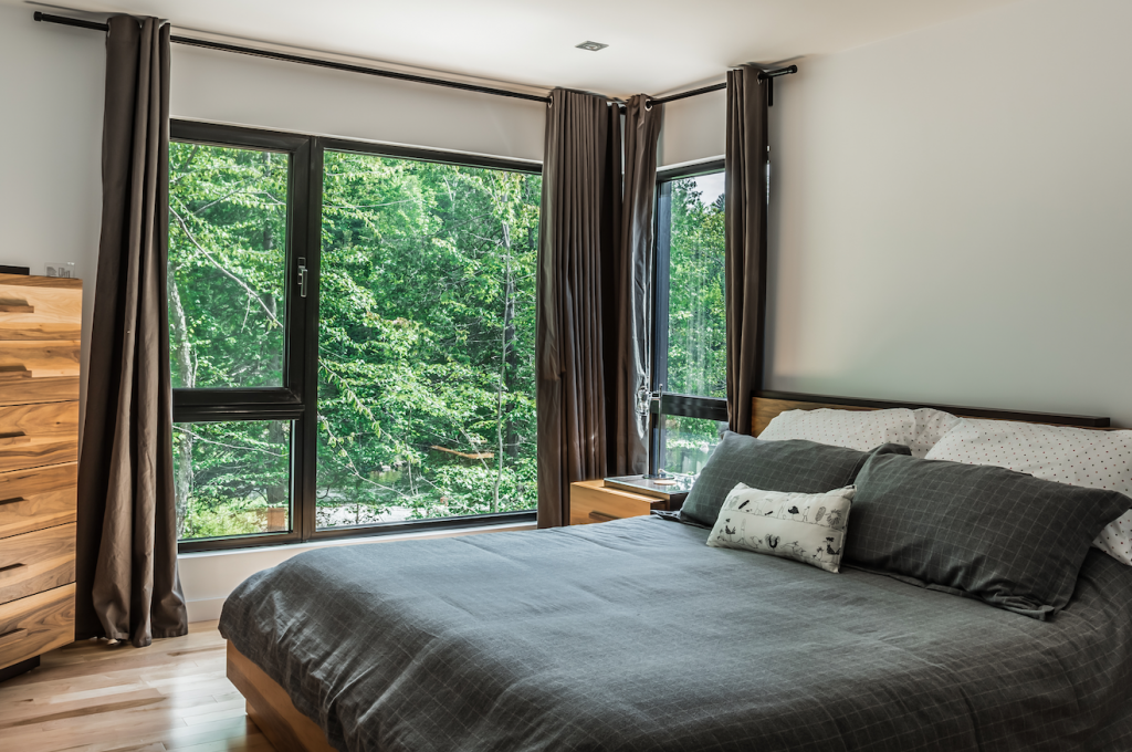 Una casa con vista a una cascada que se integra armoniosamente con el paisaje de la región Una casa con vista a una cascada que se integra armoniosamente con el paisaje de la región