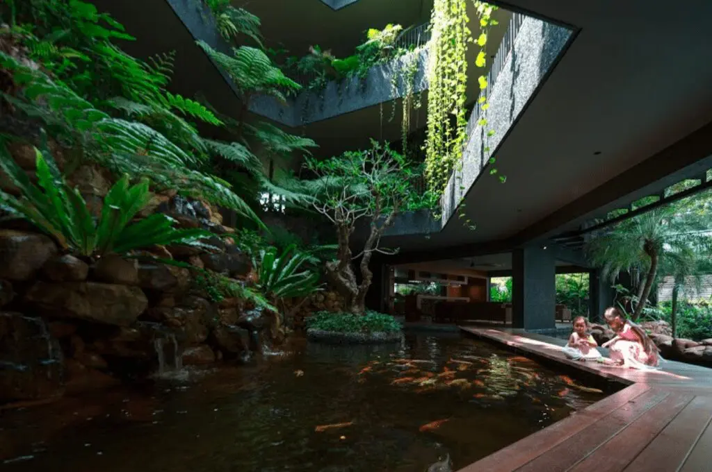 Una casa multifamiliar diseñada como un oasis ecológico de ensueño