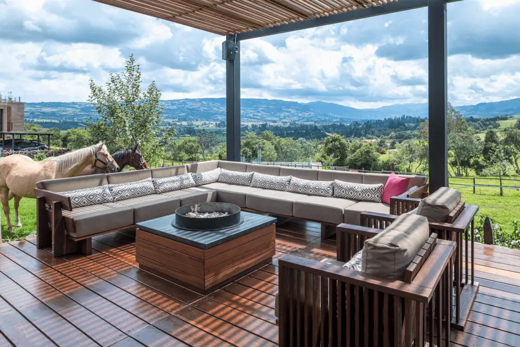 Un refugio en el medio en el verde de las montañas de la sabana de bogotá