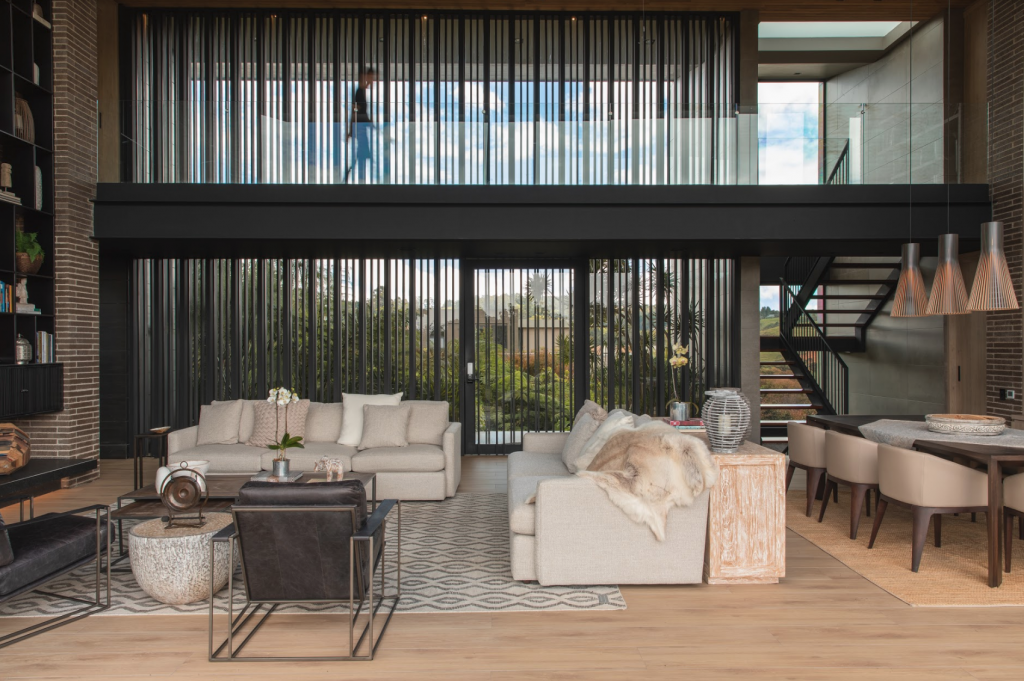 Una casa diseñada a las afueras de medellín que promueve una vida en familia