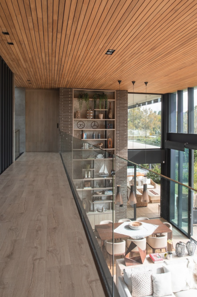 Una casa diseñada a las afueras de medellín que promueve una vida en familia