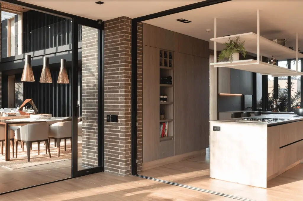 Una casa diseñada a las afueras de medellín que promueve una vida en familia Una casa diseñada a las afueras de medellín que promueve una vida en familia