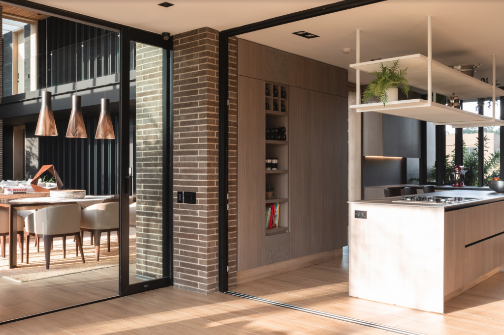 Una casa diseñada a las afueras de medellín que promueve una vida en familia