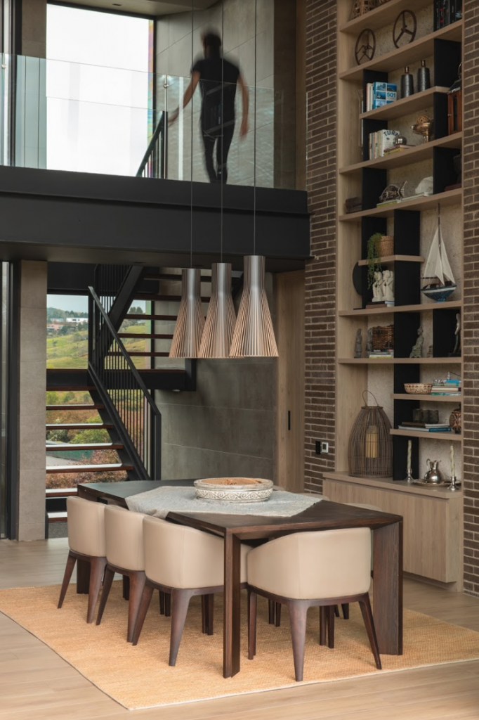 Una casa diseñada a las afueras de medellín que promueve una vida en familia