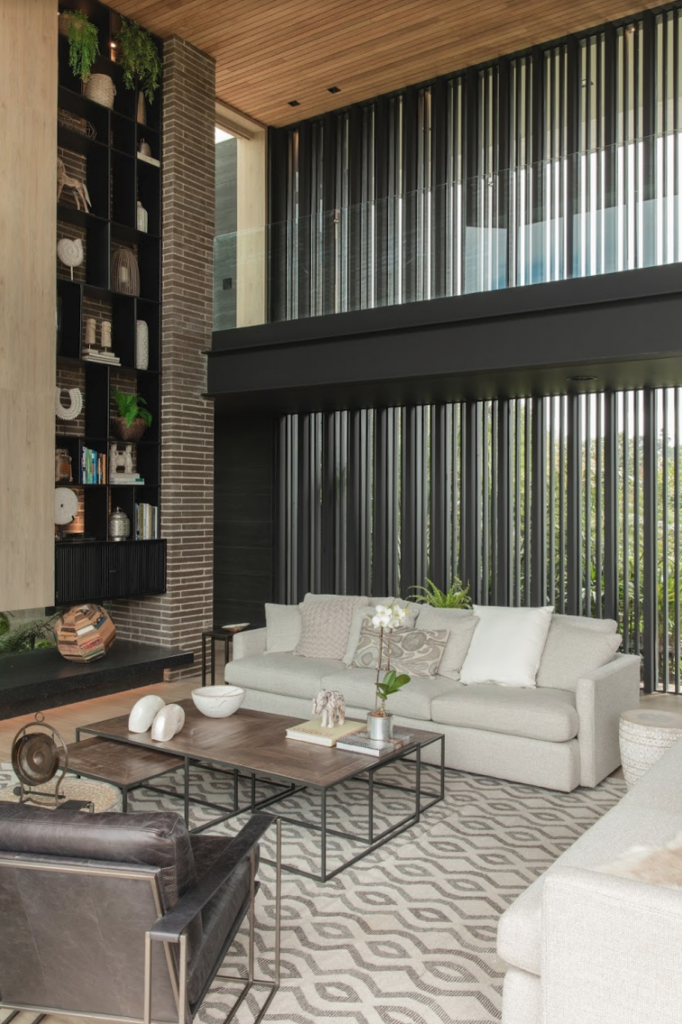 Una casa diseñada a las afueras de medellín que promueve una vida en familia