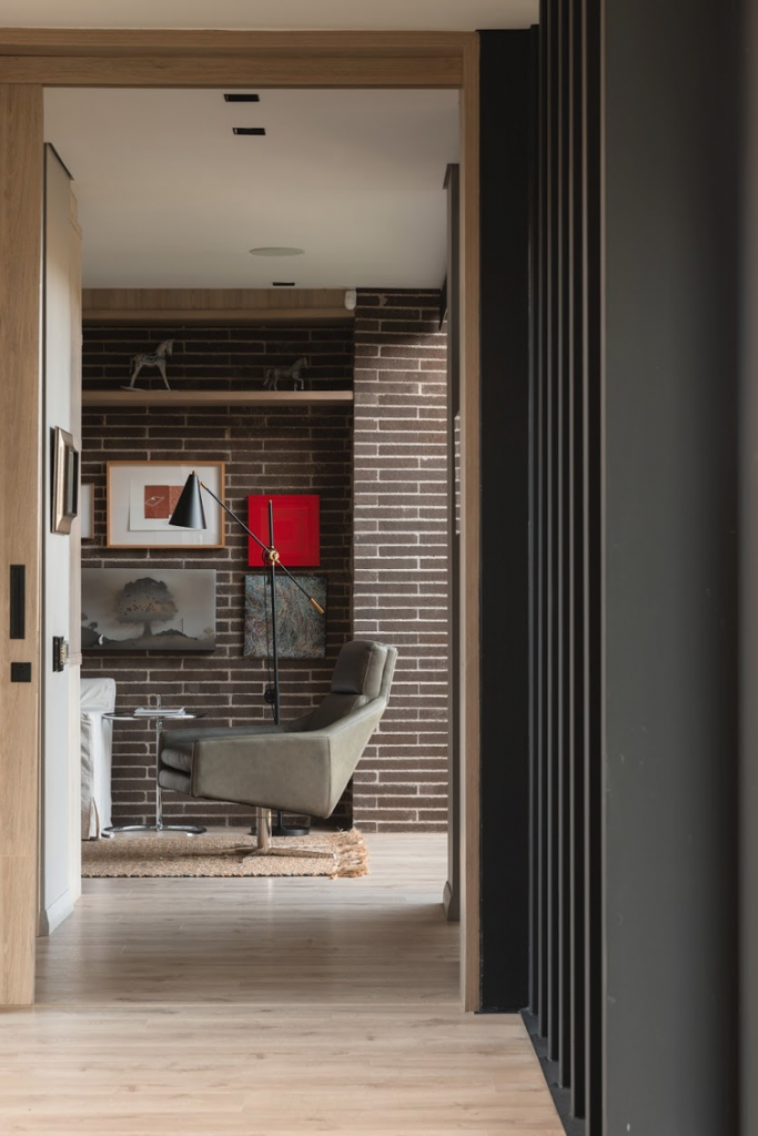 Una casa diseñada a las afueras de medellín que promueve una vida en familia