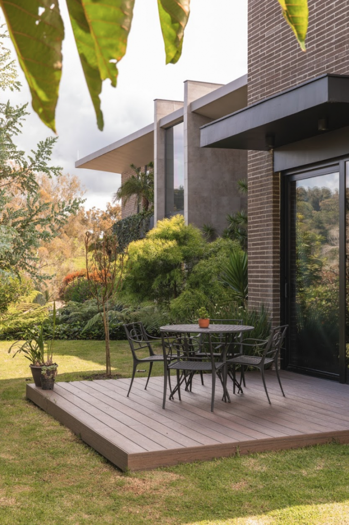 Una casa diseñada a las afueras de medellín que promueve una vida en familia