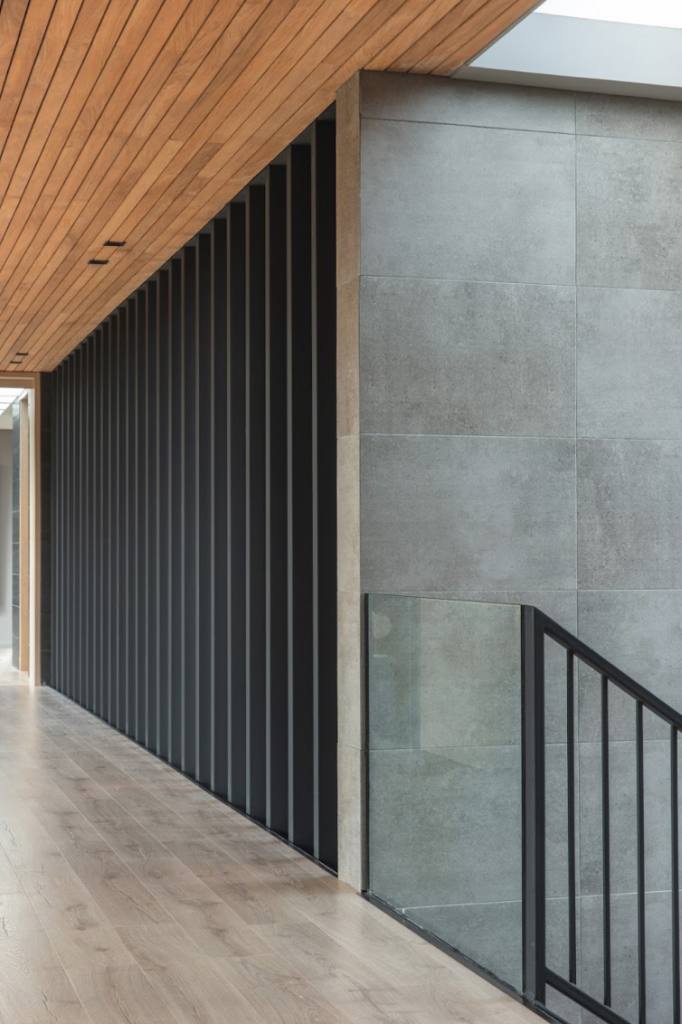 Una casa diseñada a las afueras de medellín que promueve una vida en familia