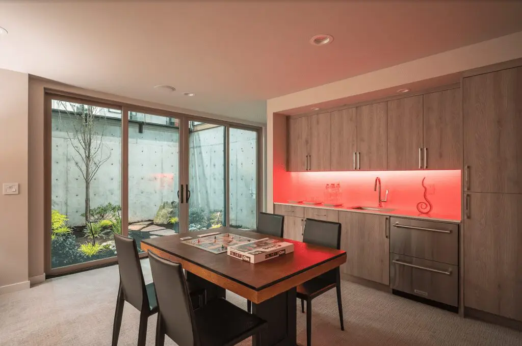 Una casa residencial moderna diseñada para concebir una vida familiar entre pinos Una casa residencial moderna diseñada para concebir una vida familiar entre pinos