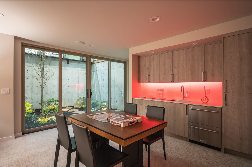 Una casa residencial moderna diseñada para concebir una vida familiar entre pinos Una casa residencial moderna diseñada para concebir una vida familiar entre pinos