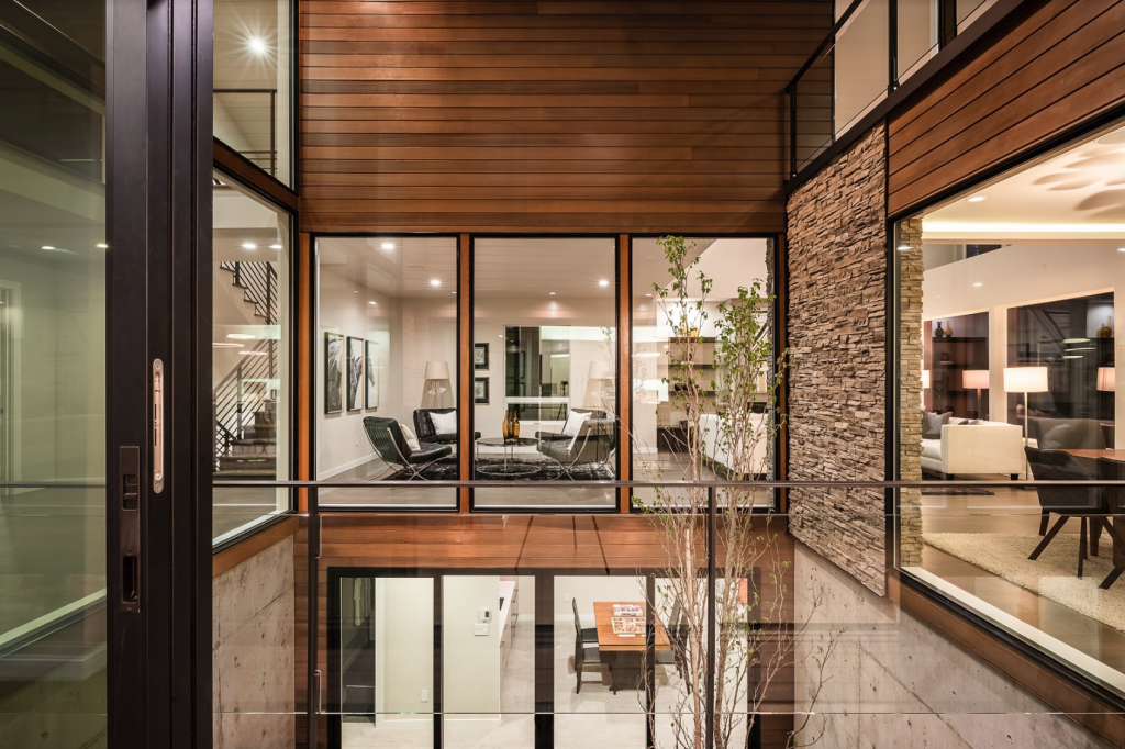 Una casa residencial moderna diseñada para concebir una vida familiar entre pinos Una casa residencial moderna diseñada para concebir una vida familiar entre pinos