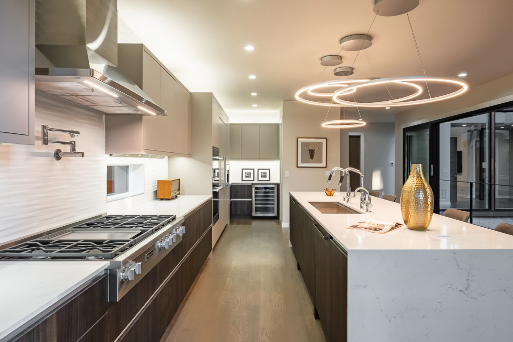 Una casa residencial moderna diseñada para concebir una vida familiar entre pinos Una casa residencial moderna diseñada para concebir una vida familiar entre pinos