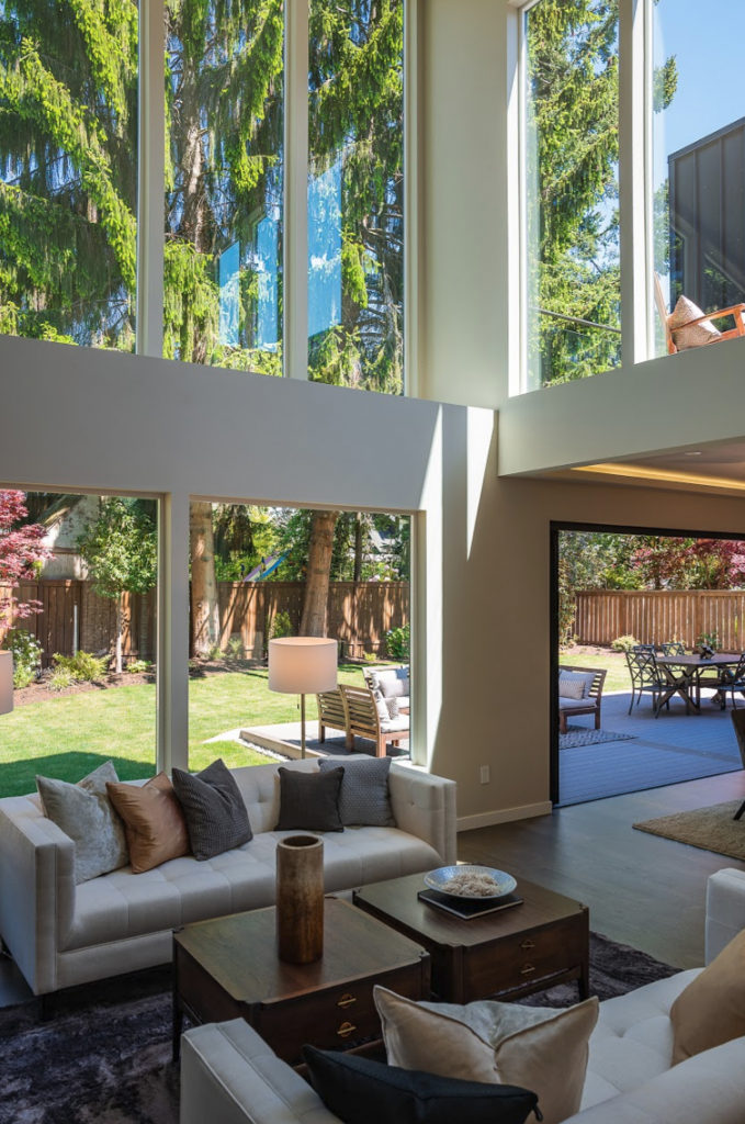 Una casa residencial moderna diseñada para concebir una vida familiar entre pinos Una casa residencial moderna diseñada para concebir una vida familiar entre pinos