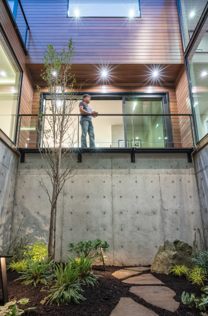 Una casa residencial moderna diseñada para concebir una vida familiar entre pinos Una casa residencial moderna diseñada para concebir una vida familiar entre pinos
