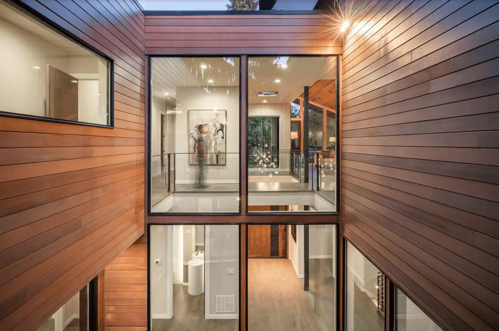 Una casa residencial moderna diseñada para concebir una vida familiar entre pinos Una casa residencial moderna diseñada para concebir una vida familiar entre pinos