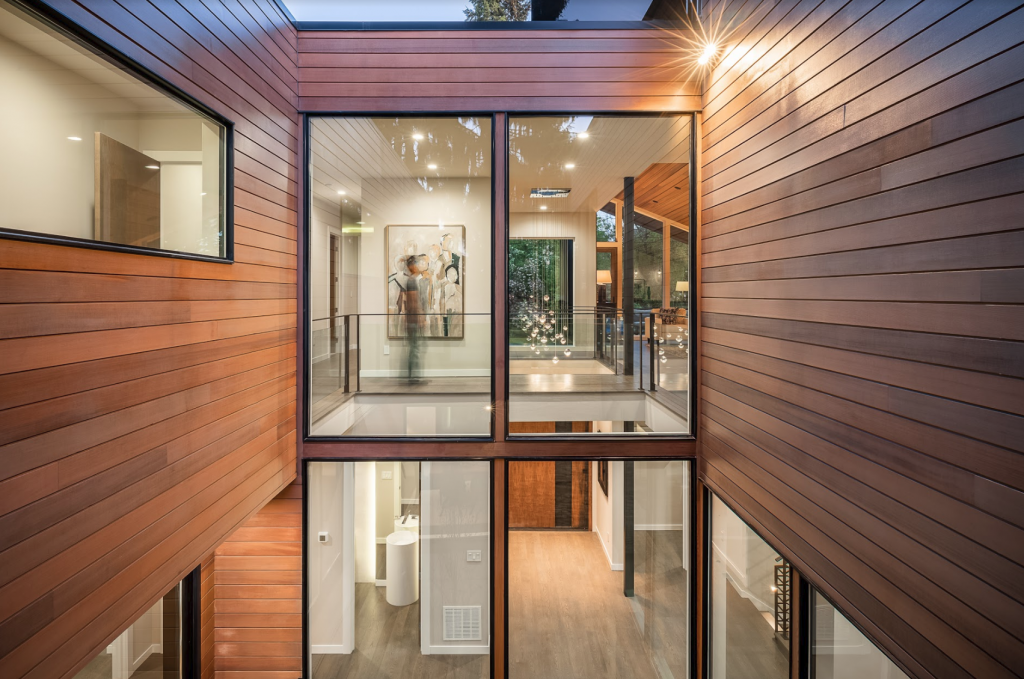 Una casa residencial moderna diseñada para concebir una vida familiar entre pinos Una casa residencial moderna diseñada para concebir una vida familiar entre pinos