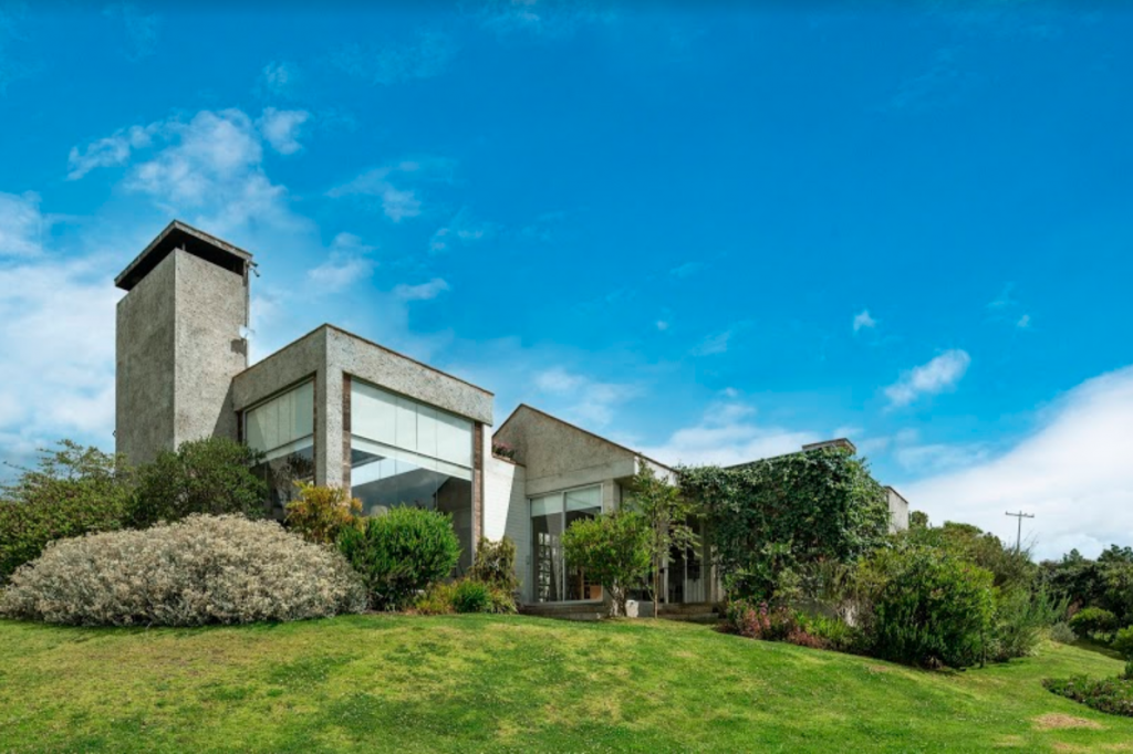 Una casa impredecible rodeada por el verde intenso de la sabana de bogotá