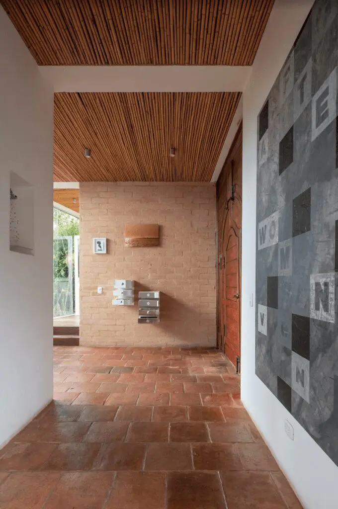 Una casa impredecible rodeada por el verde intenso de la sabana de bogotá