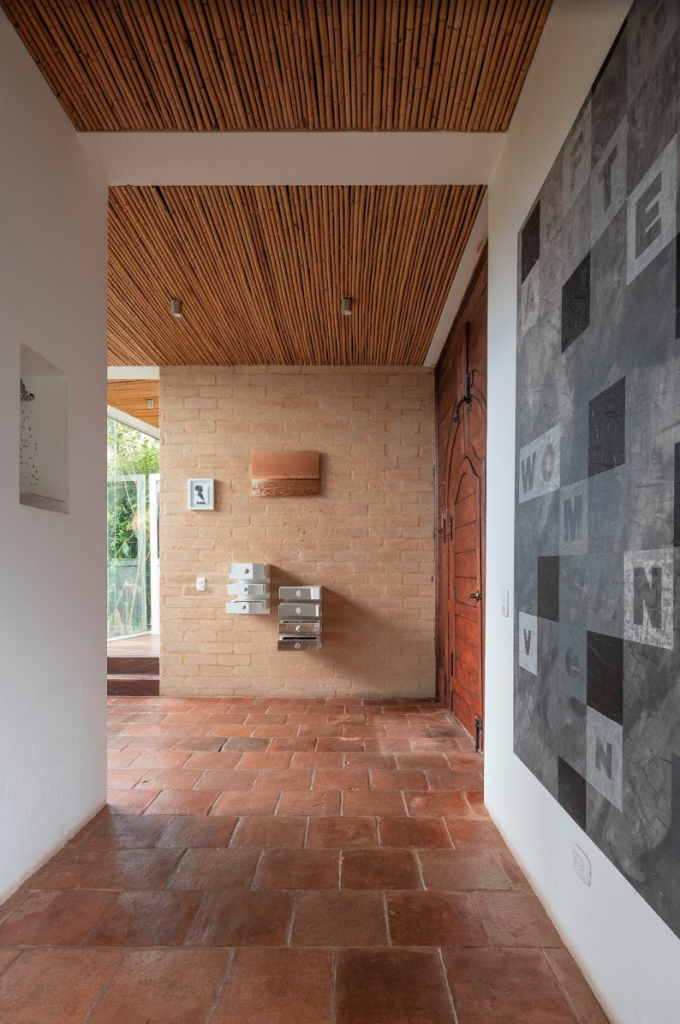 Una casa impredecible rodeada por el verde intenso de la sabana de bogotá