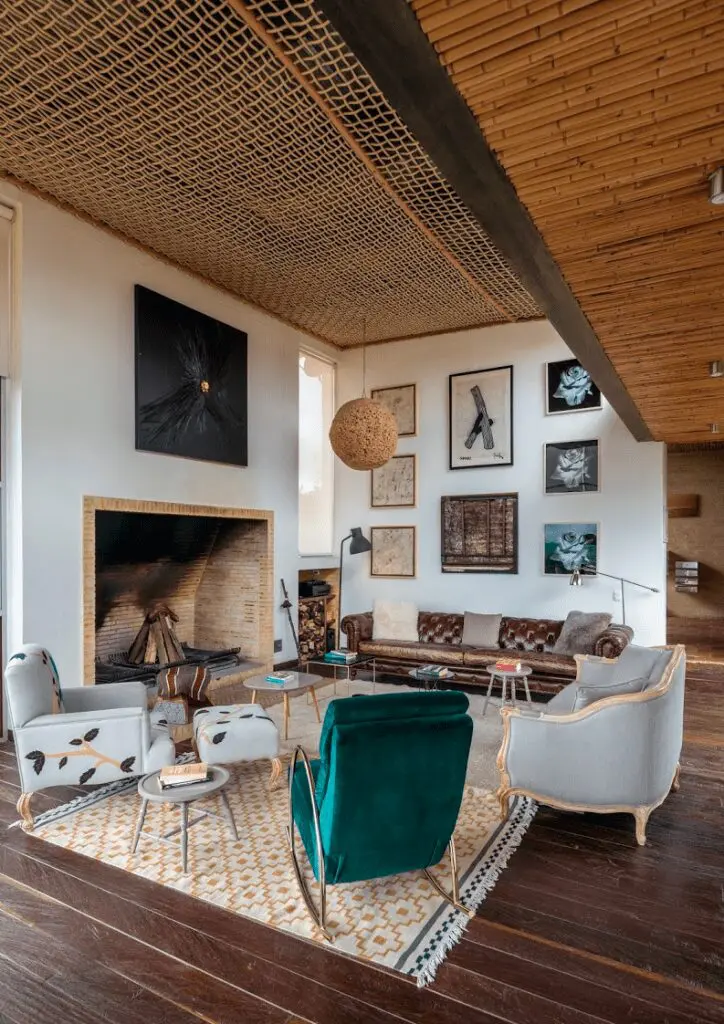 Una casa impredecible rodeada por el verde intenso de la sabana de bogotá