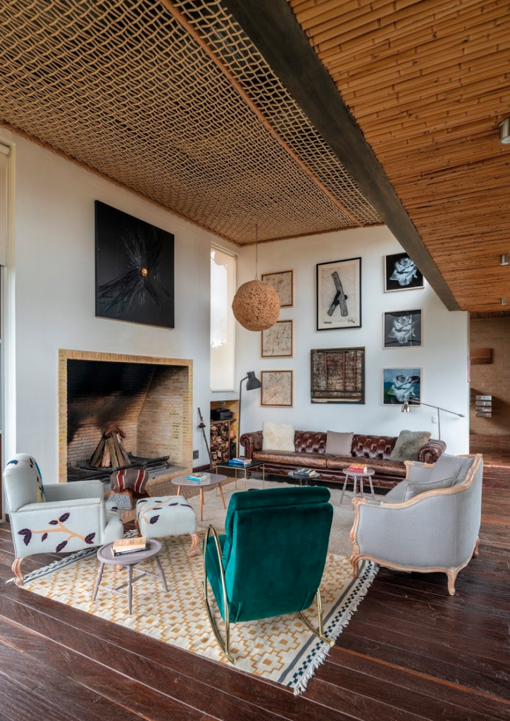 Una casa impredecible rodeada por el verde intenso de la sabana de bogotá