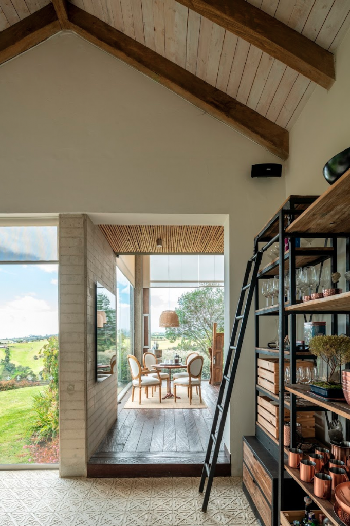 Una casa impredecible rodeada por el verde intenso de la sabana de bogotá