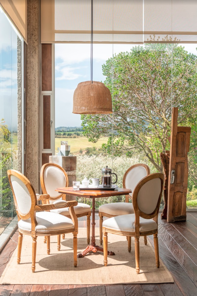 Una casa impredecible rodeada por el verde intenso de la sabana de bogotá