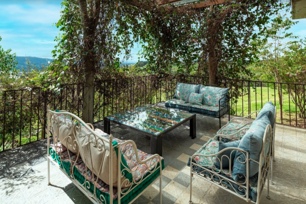 Una casa impredecible rodeada por el verde intenso de la sabana de bogotá