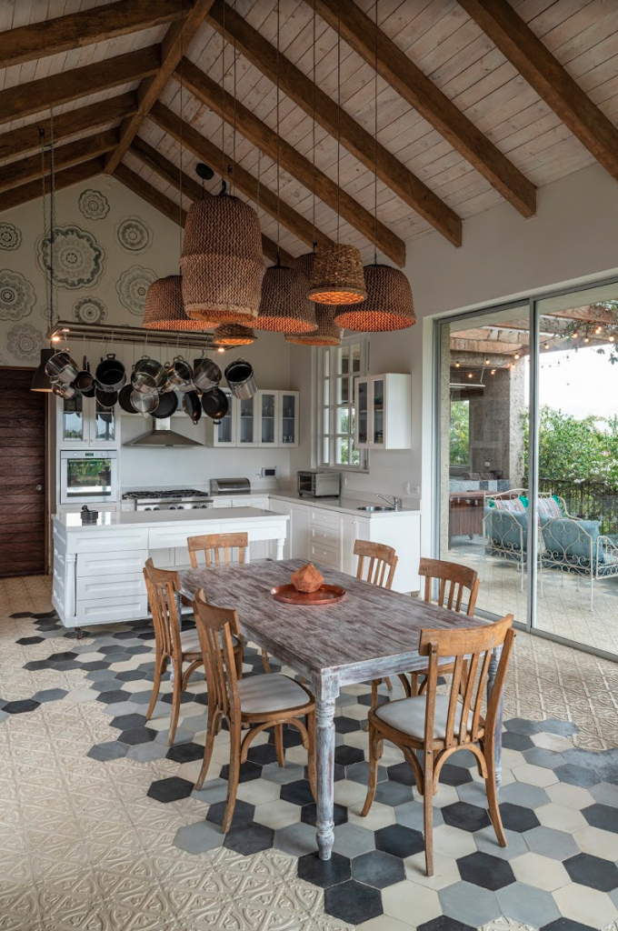 Una casa impredecible rodeada por el verde intenso de la sabana de bogotá