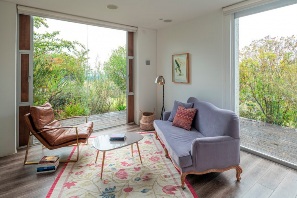 Una casa impredecible rodeada por el verde intenso de la sabana de bogotá