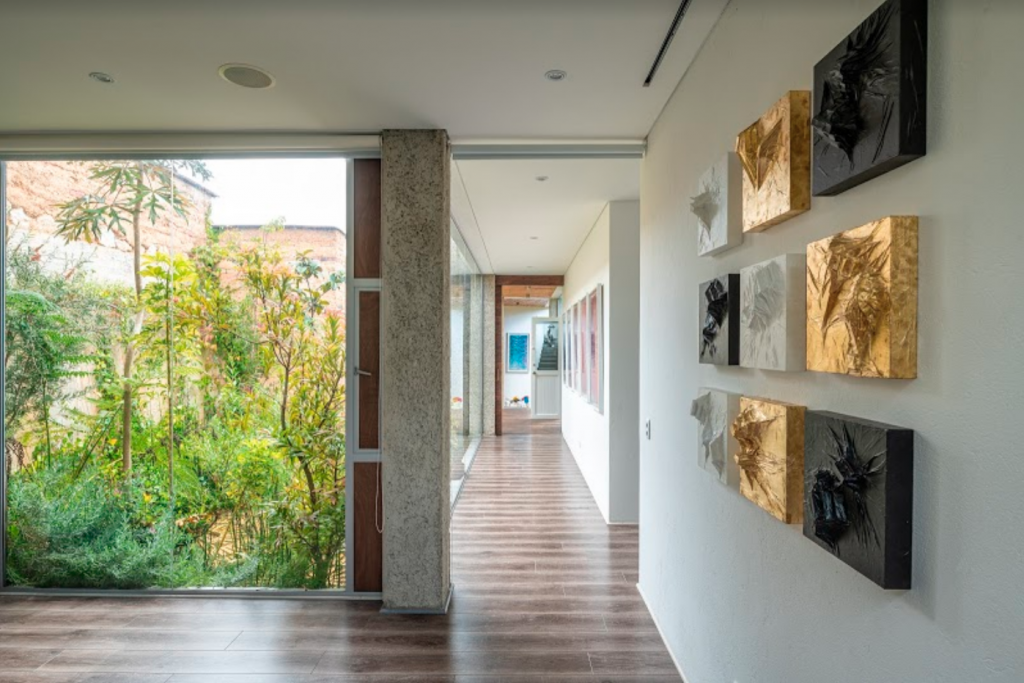 Una casa impredecible rodeada por el verde intenso de la sabana de bogotá