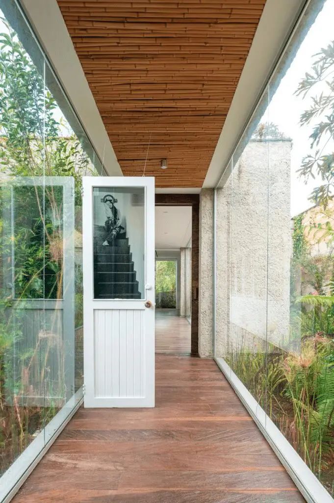 Una casa impredecible rodeada por el verde intenso de la sabana de bogotá