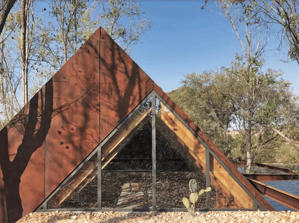 Un rancho campestre y de diseño artesanal que se mimetiza con el entorno vegetal