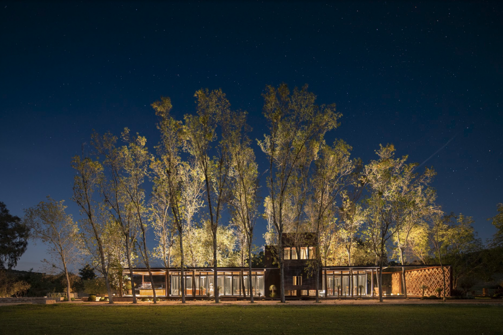 Un rancho campestre y de diseño artesanal que se mimetiza con el entorno vegetal