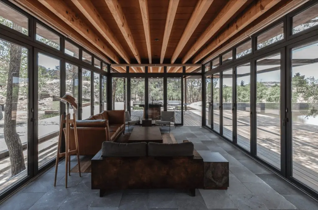 Un rancho campestre y de diseño artesanal que se mimetiza con el entorno vegetal