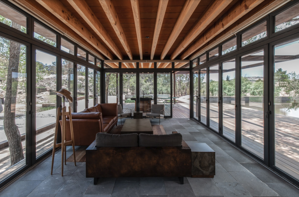 Un rancho campestre y de diseño artesanal que se mimetiza con el entorno vegetal