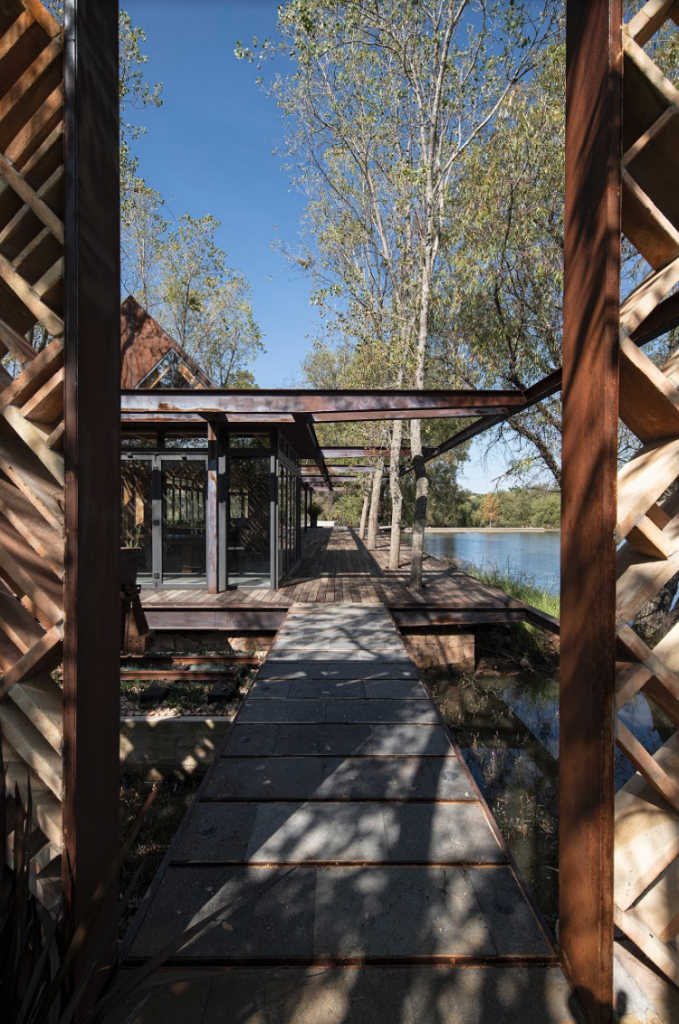 Un rancho campestre y de diseño artesanal que se mimetiza con el entorno vegetal