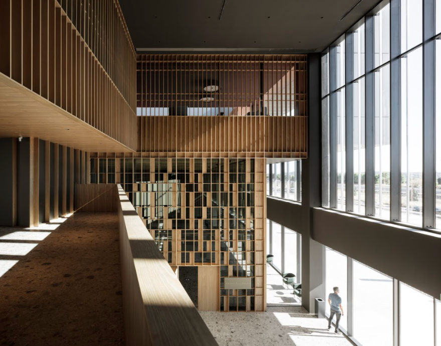 Finalizadas en agosto de 2020, estas oficinas en llíria, españa, están distribuidas en
dos grandes bloques: tecnológico y corporativo. El vacío entre las estructuras crea un
patio protegido del sol, ideal para actividades de descanso e interacción al aire libre.