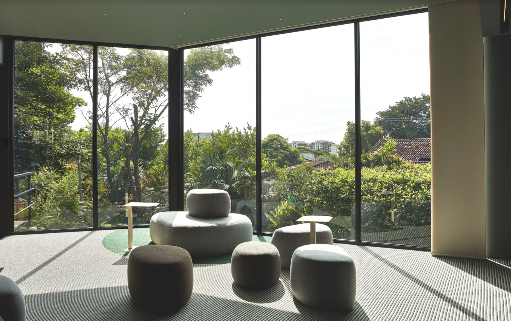 La sorprendente nueva área de un colegio en ibagué, tolima construida sobre un bosque tropical