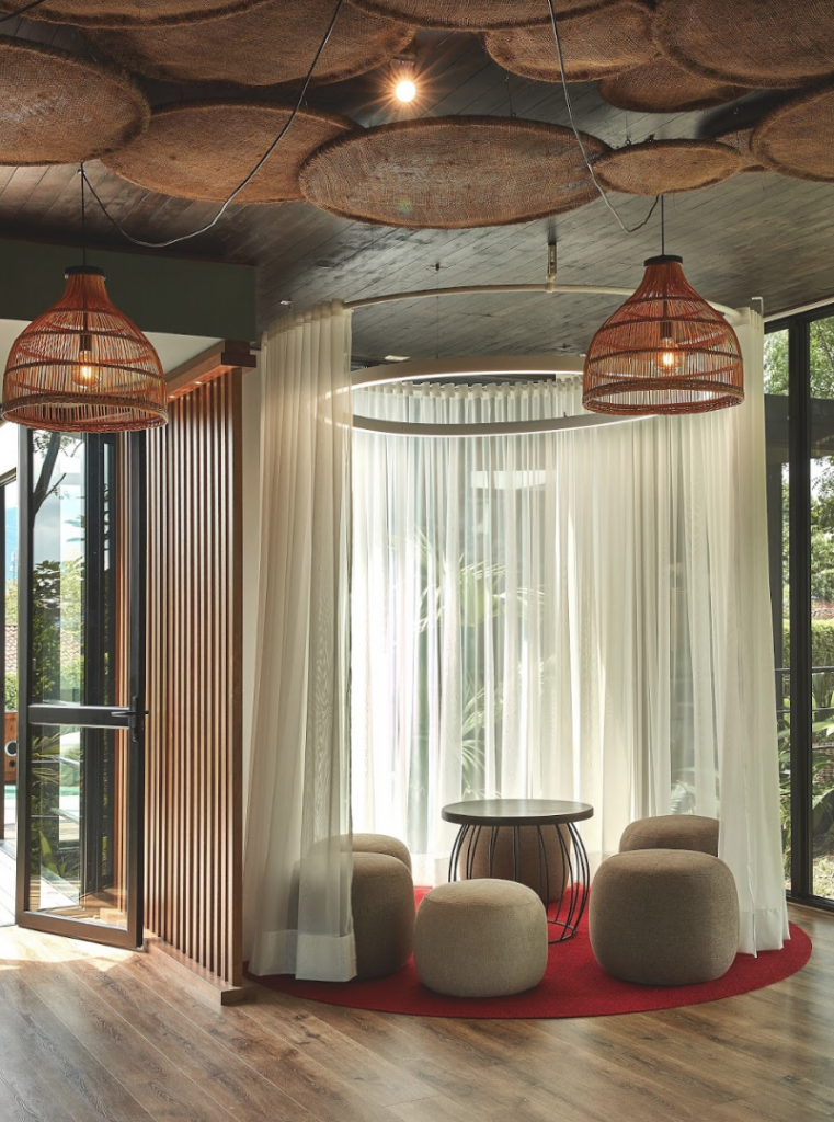 La sorprendente nueva área de un colegio en ibagué, tolima construida sobre un bosque tropical