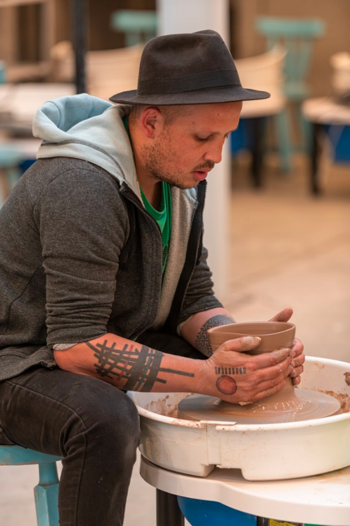 Cuadrilla: un nuevo lugar en bogotá diseñado para talleres, estudios y toda una comunidad creativa