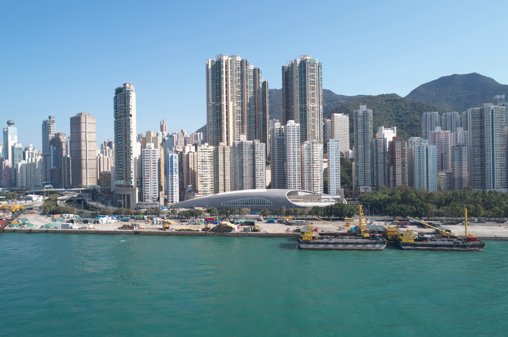 Una piscina futurista que se convirtió en una obra arquitectónica en medio de una ciudad
